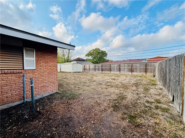a view of a backyard