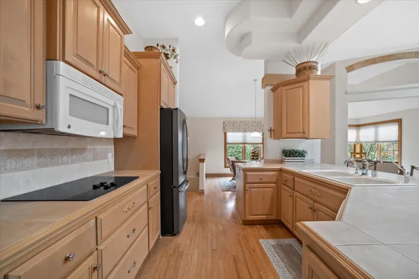 $950,000 | 519 Ponderosa Drive, Hartland, WI 53029