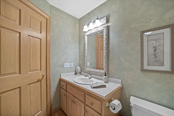 $950,000 | 519 Ponderosa Drive, Hartland, WI 53029