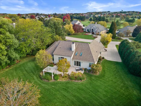 $950,000 | 519 Ponderosa Drive, Hartland, WI 53029