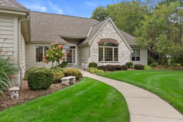 $950,000 | 519 Ponderosa Drive, Hartland, WI 53029