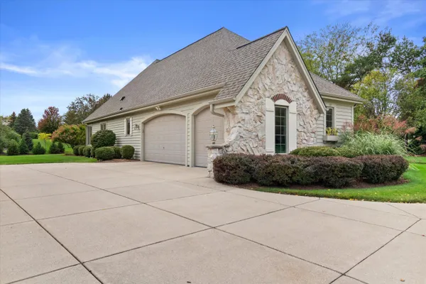 $950,000 | 519 Ponderosa Drive, Hartland, WI 53029