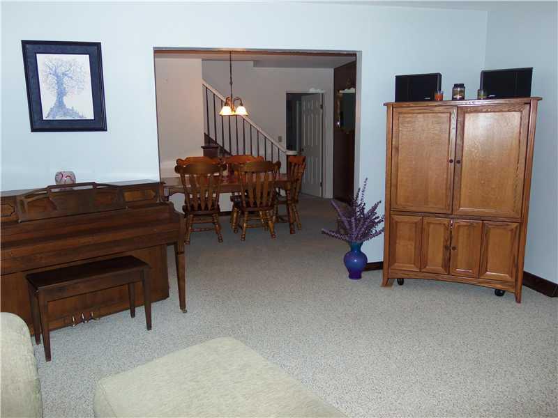 562 Lardintown Road Tarentum, PA 15084 - Photo 5 of 25 Living Room.