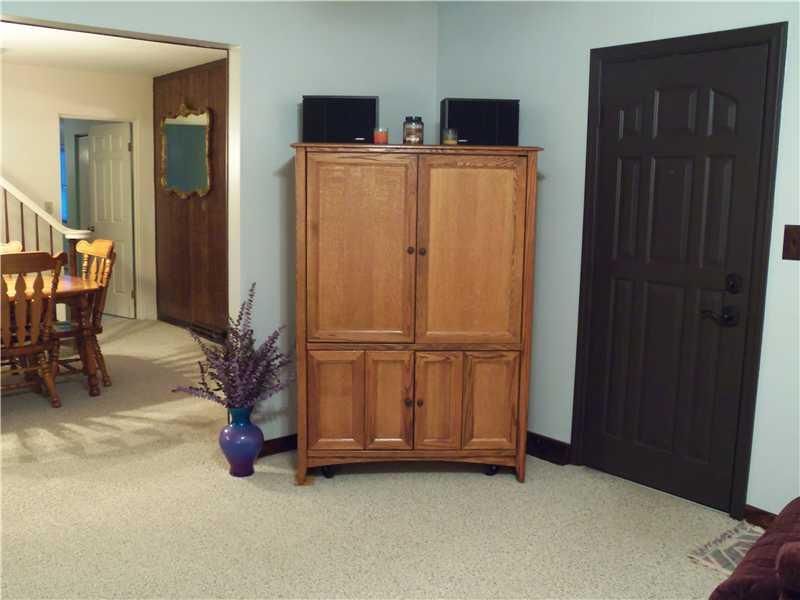 562 Lardintown Road Tarentum, PA 15084 - Photo 6 of 25 Living Room.