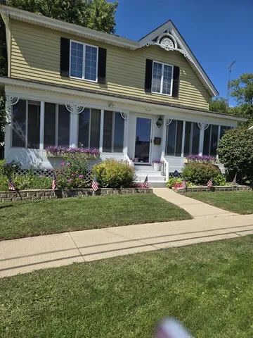 $2,700 | 1619 Riverside Drive, McHenry, IL 60050