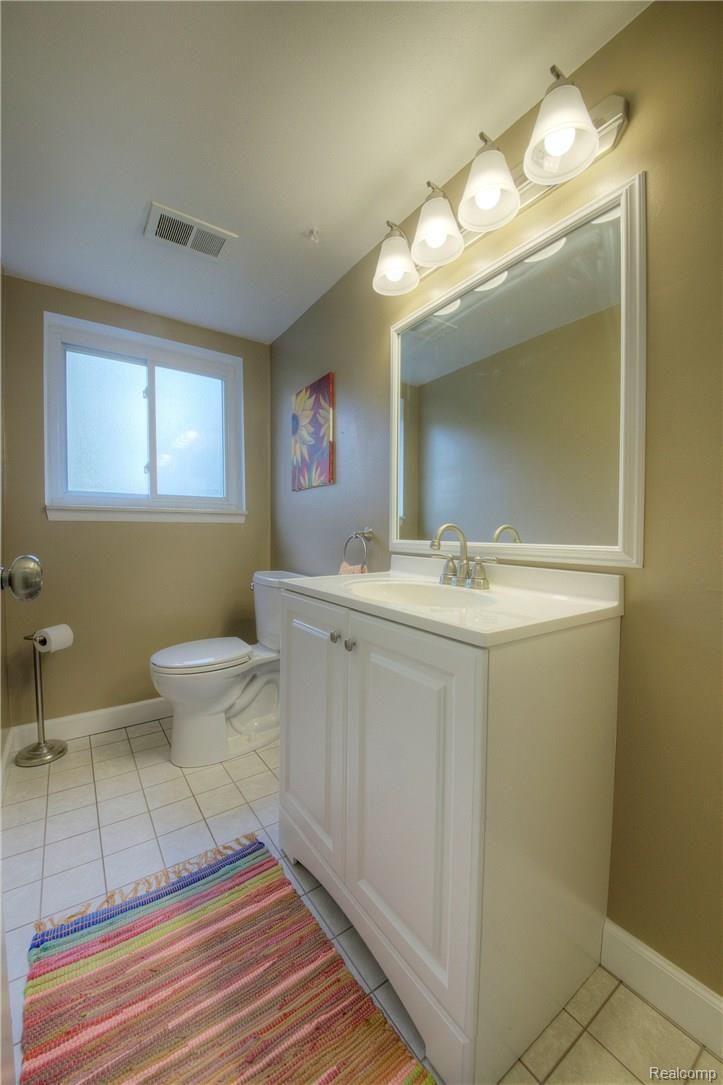 46675 Maidstone Road Canton, MI 48187 - Photo 35 of 41 36 Lav.jpg