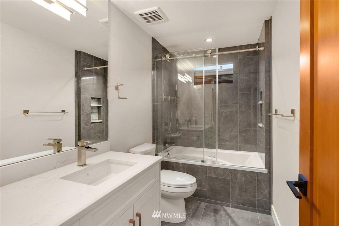 3146 Portage Bay Place East, Unit G Seattle, WA 98102 - Photo 26 of 38