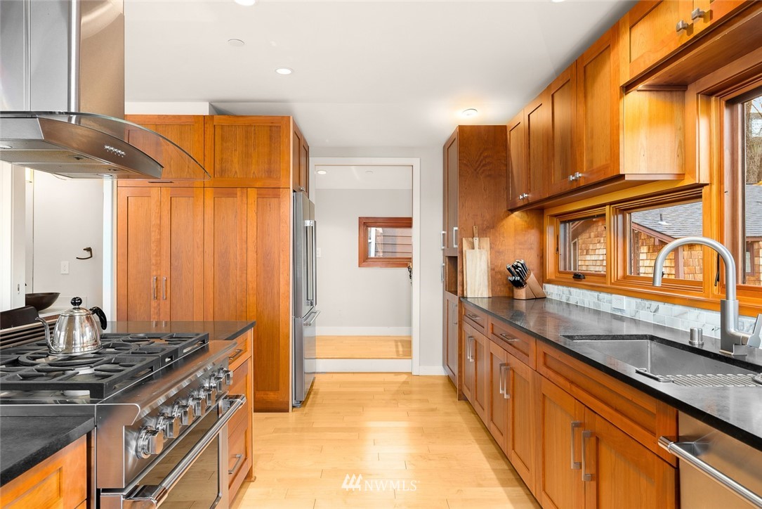 3146 Portage Bay Place East, Unit G Seattle, WA 98102 - Photo 8 of 38