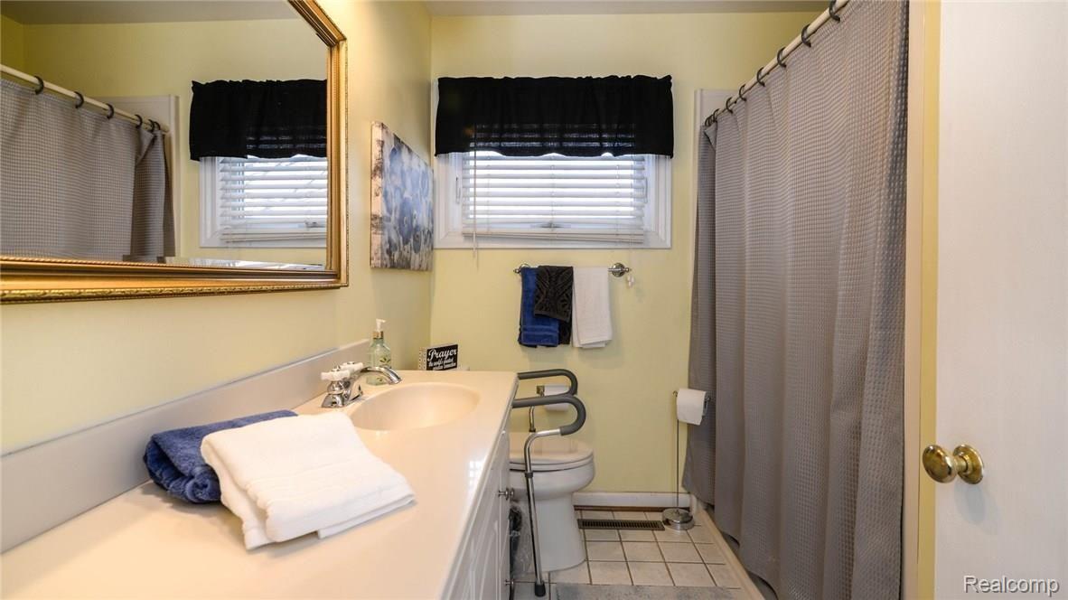 637 Devonshire Road Fowlerville, MI 48836 - Photo 10 of 16 11218001767_3.jpg