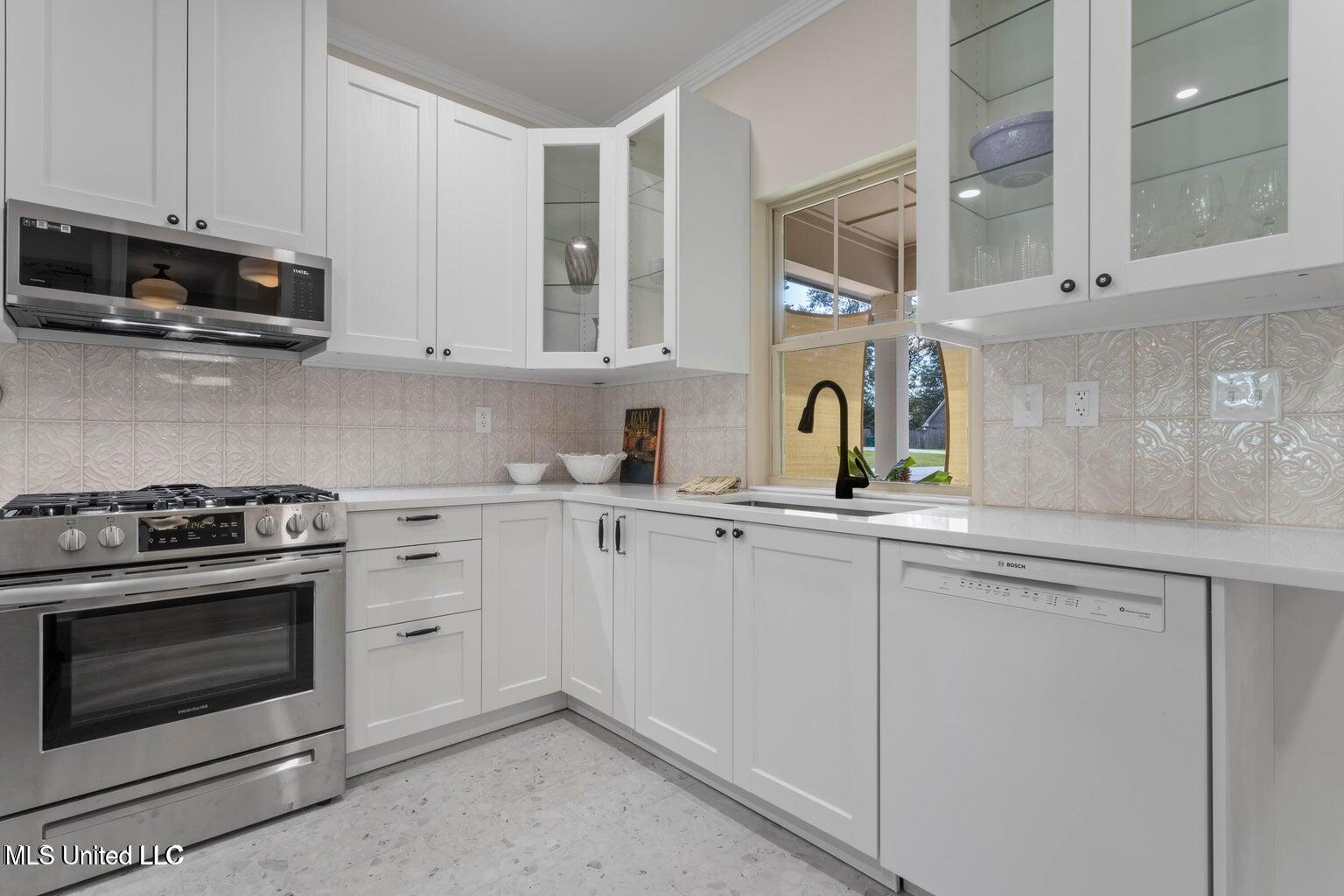 87001 Beaux Vue Court Diamondhead, MS 39525 - Photo 9 of 32 11 Kitchen