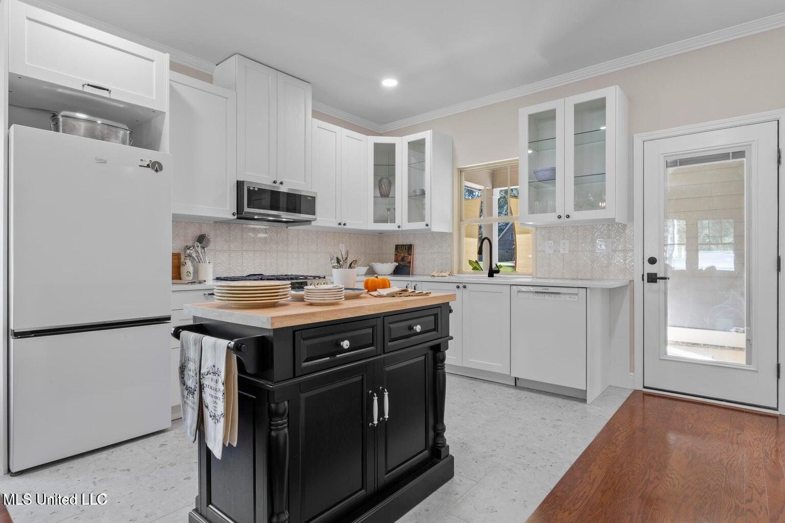 87001 Beaux Vue Court Diamondhead, MS 39525 - Photo 11 of 32 Kitchen