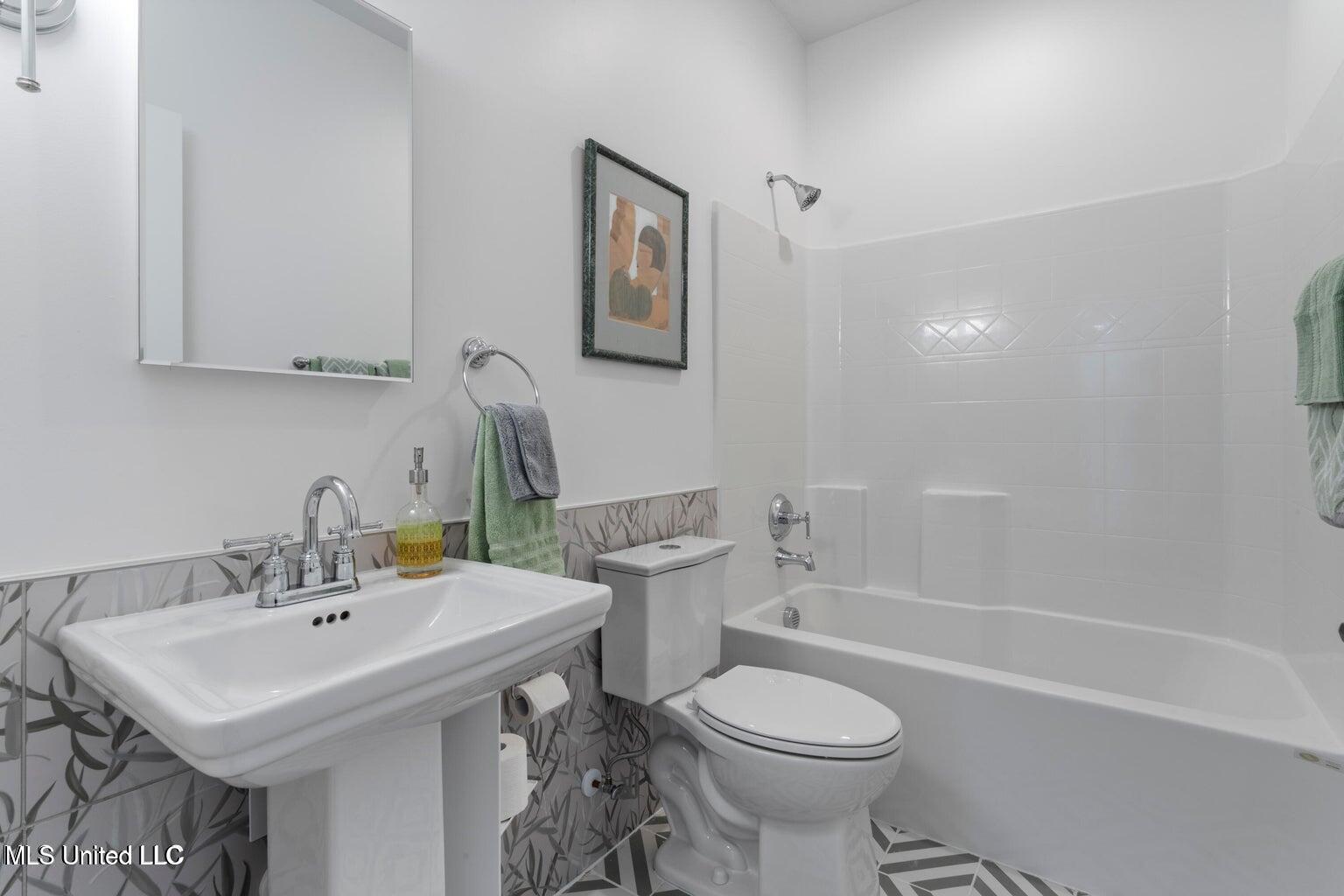 87001 Beaux Vue Court Diamondhead, MS 39525 - Photo 21 of 32 22 Bathroom