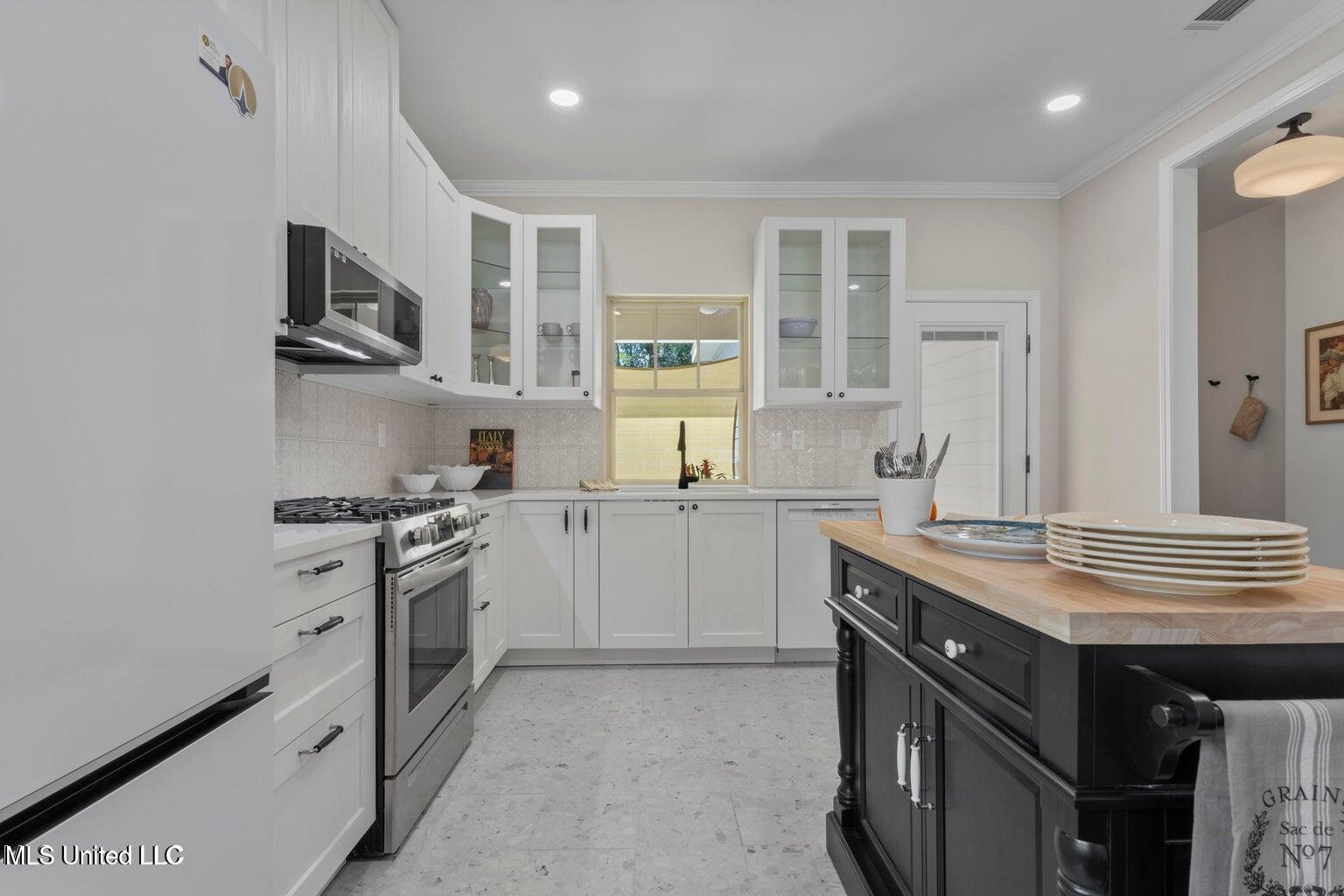 87001 Beaux Vue Court Diamondhead, MS 39525 - Photo 7 of 32 9 Kitchen