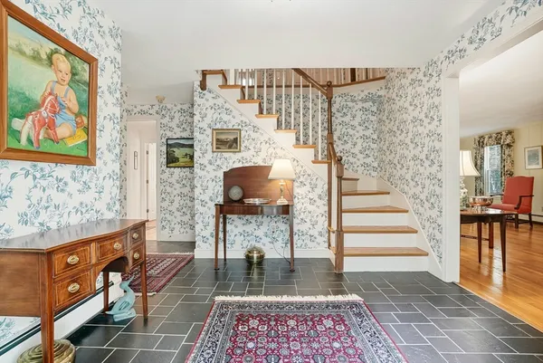 a view of entryway with furniture