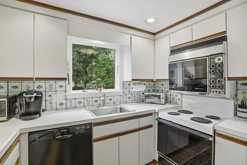 18 Coolidge Road Wayland, MA 01778 - Photo 10 of 26
