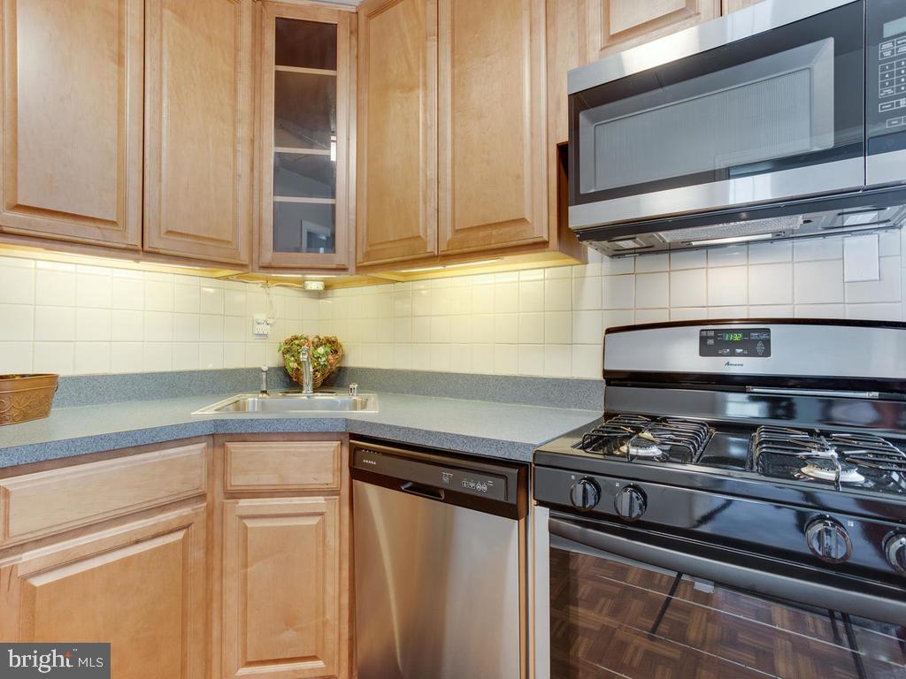 5903 Chillumgate Road Hyattsville, MD 20782 - Photo 14 of 41 Under counter lighting & gas stove