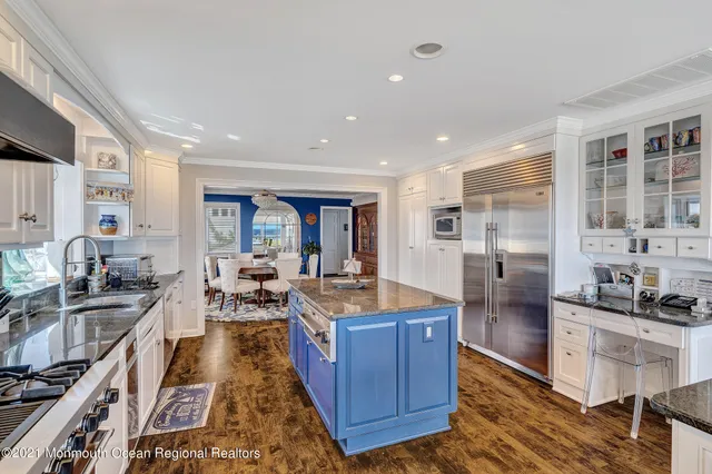 a very nice looking kitchen with lots of counter space