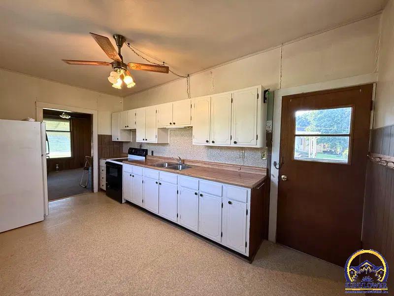 215 Kickapoo Street Hiawatha, KS 66434 - Photo 3 of 11