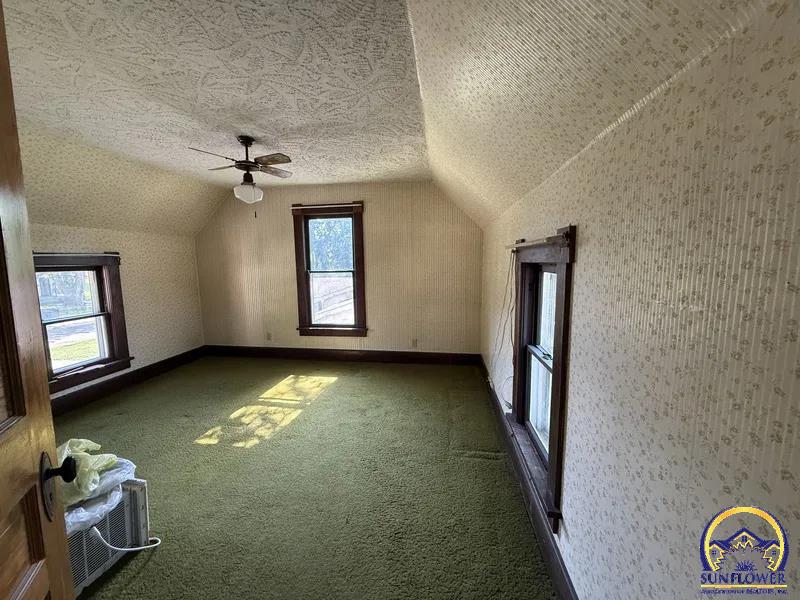 215 Kickapoo Street Hiawatha, KS 66434 - Photo 5 of 11