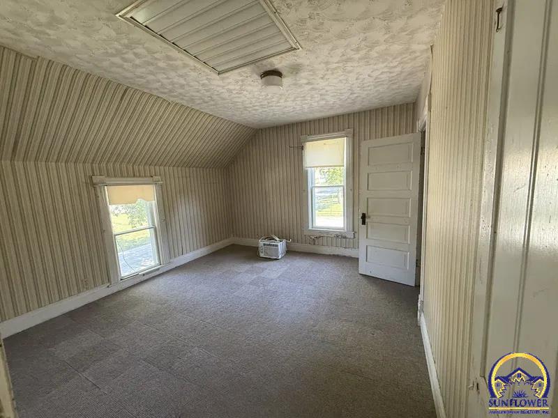 215 Kickapoo Street Hiawatha, KS 66434 - Photo 6 of 11