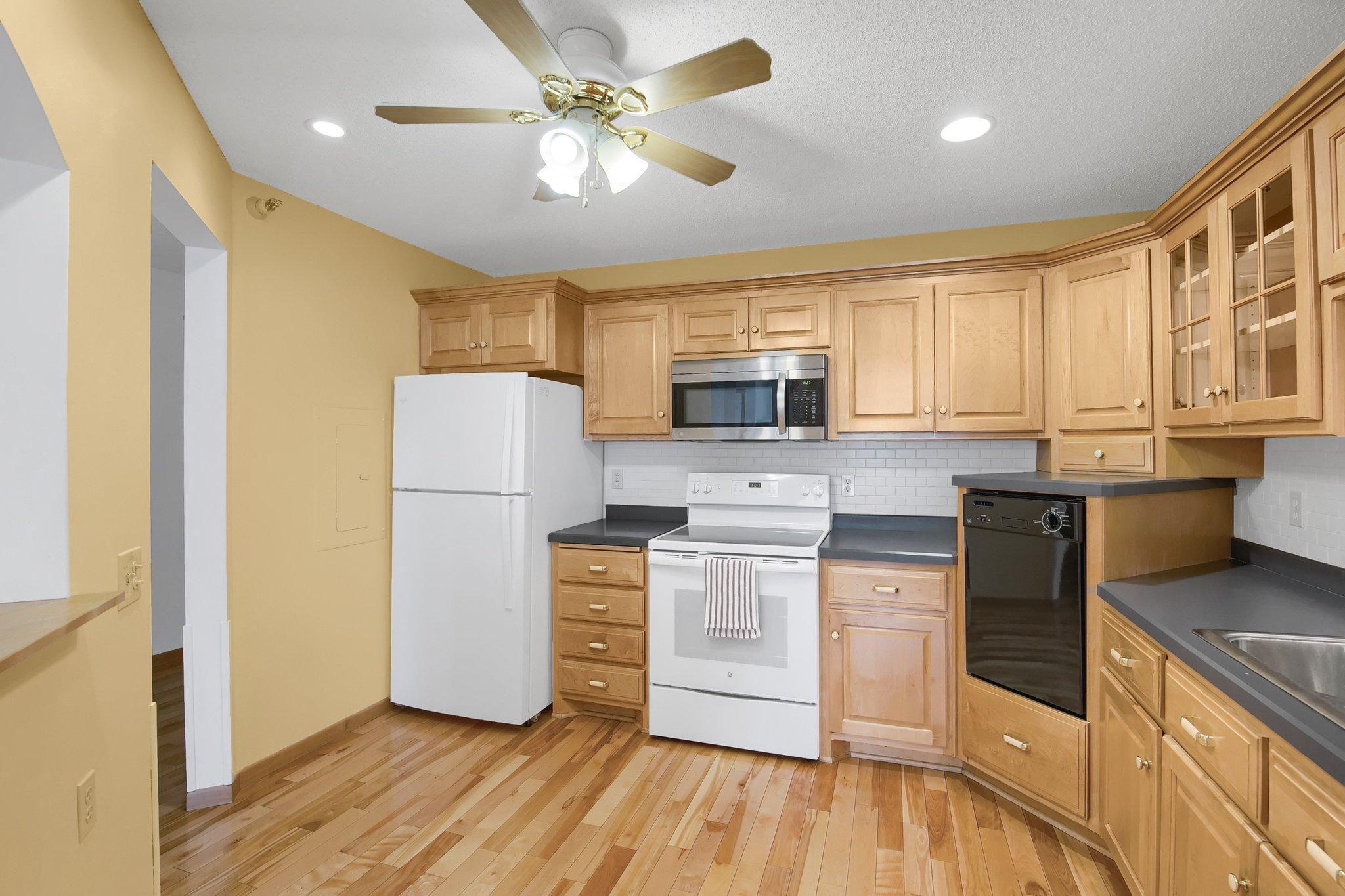 500 County B Road West, Unit 328 Roseville, MN 55113 - Photo 10 of 48