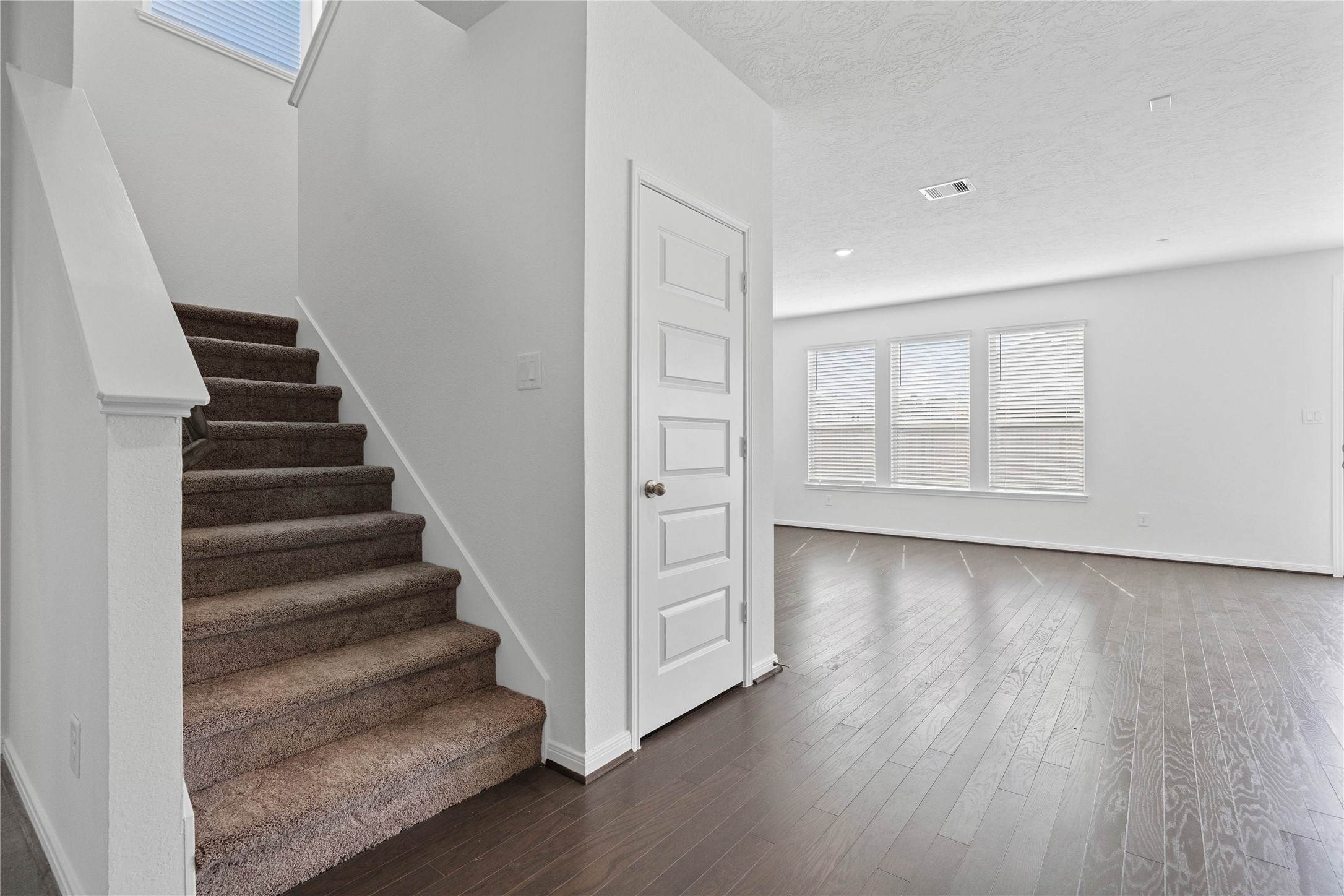 25503 Alpine Switchback Drive Spring, TX 77373 - Photo 15 of 32 Carpeted staicase ...