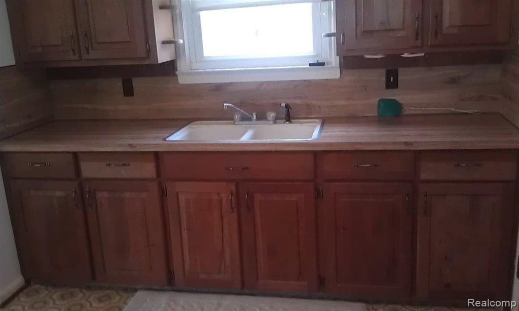 217 Chandler Street Romeo, MI 48065 - Photo 3 of 8 Kitchen2.jpg