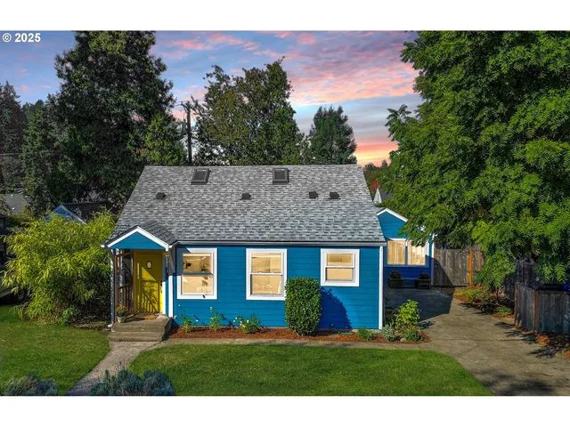 a view of a yard in front of a house