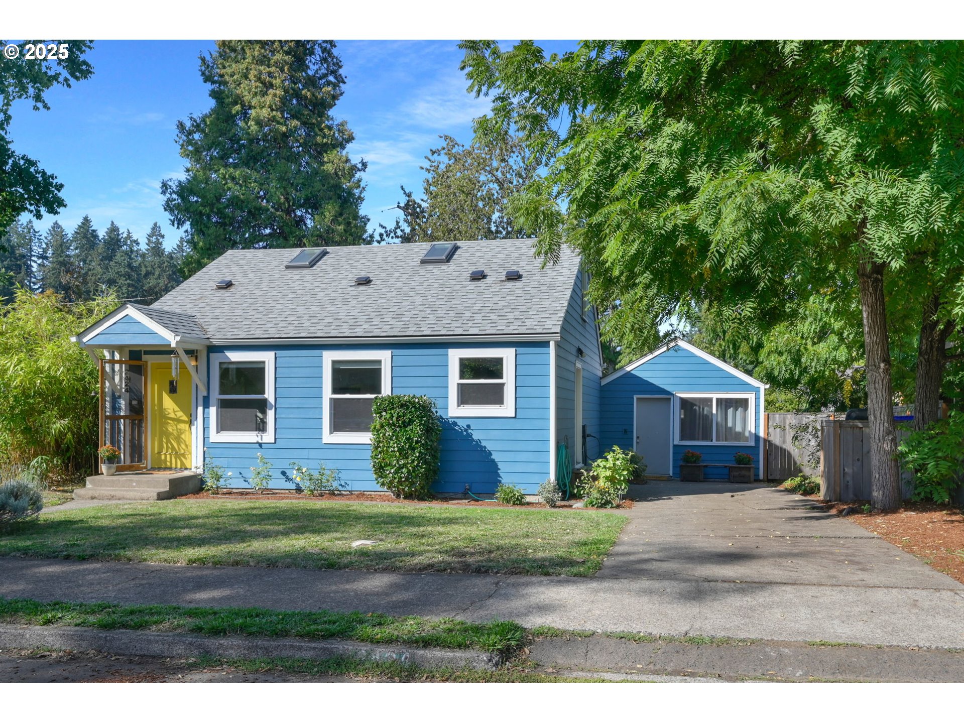 2424 Nixon Street Eugene, OR 97403 - Photo 2 of 48 a front view of a house with a garden