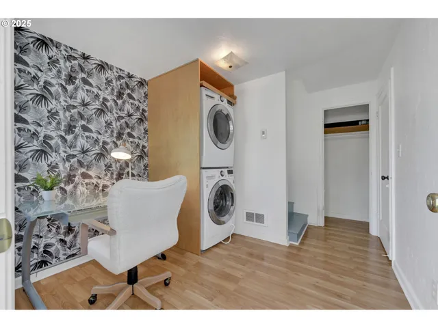a view of entryway with washer and dryer
