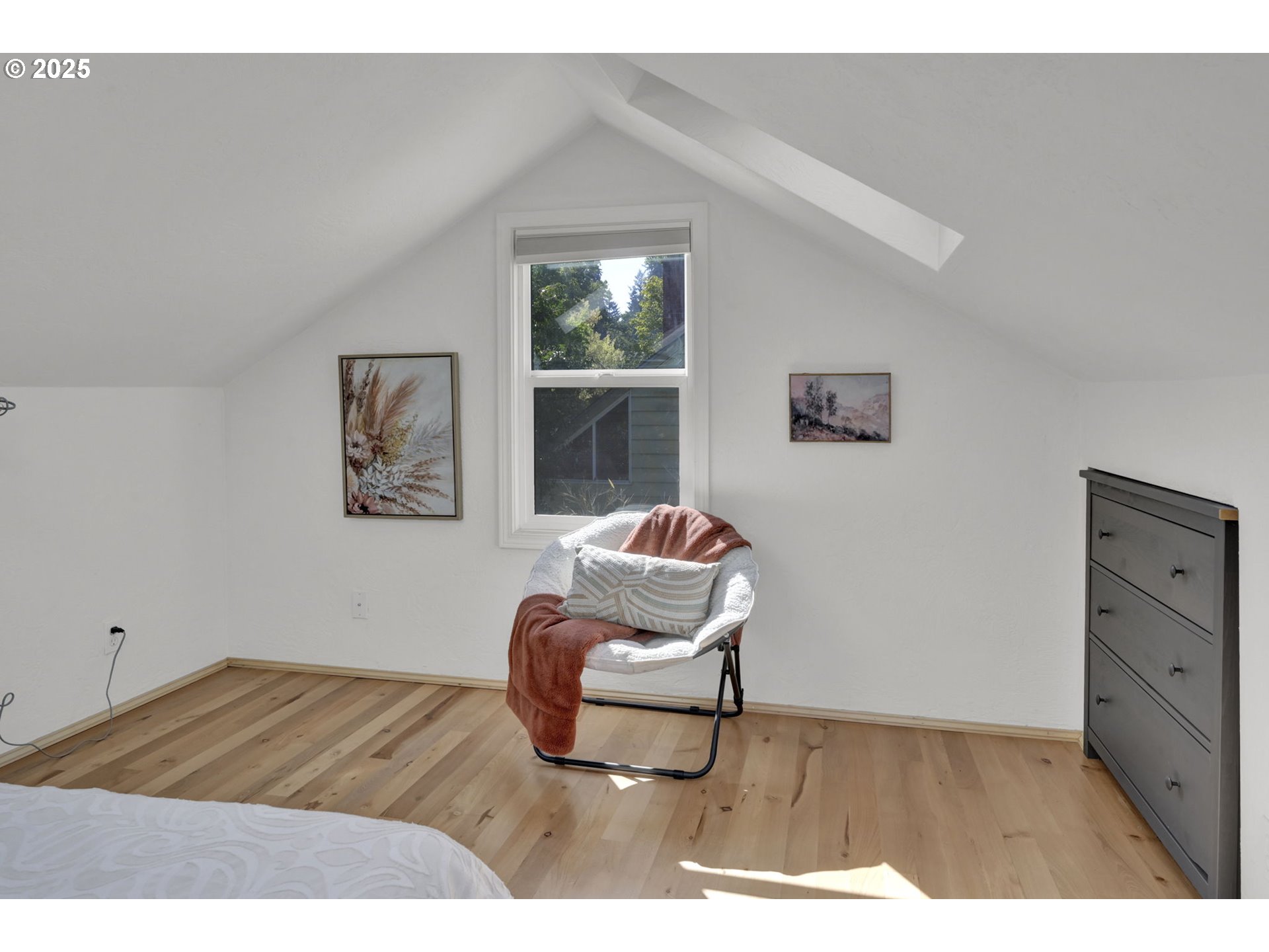 2424 Nixon Street Eugene, OR 97403 - Photo 29 of 48 a living room with furniture and a window