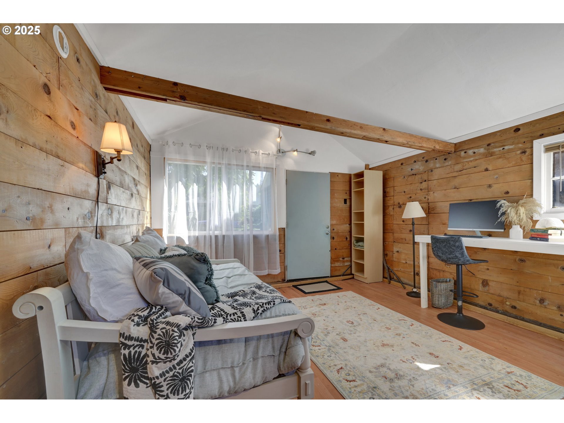 2424 Nixon Street Eugene, OR 97403 - Photo 36 of 48 a living room with furniture