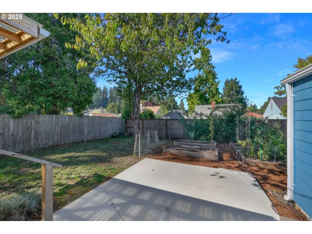 a view of a backyard