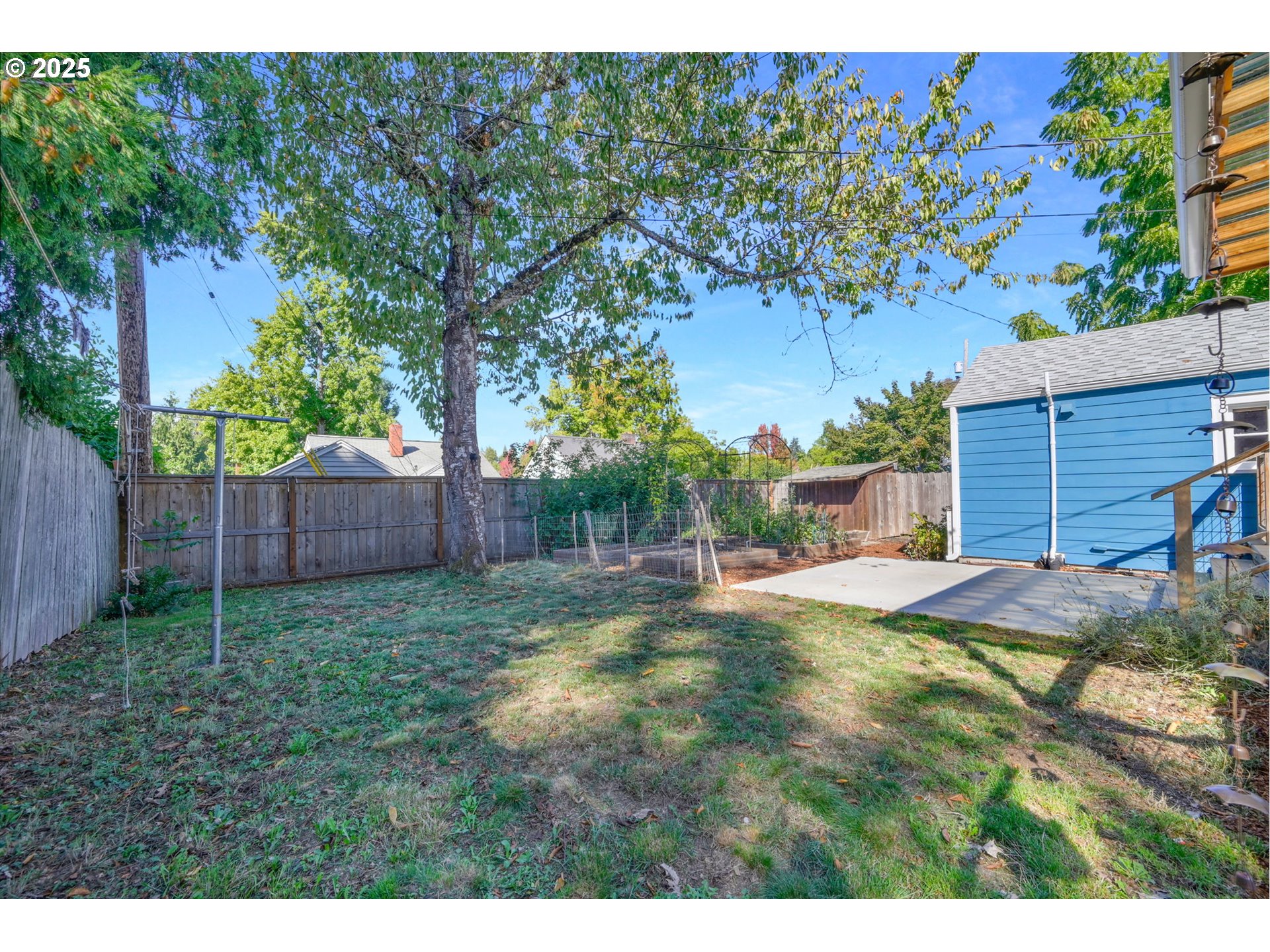 2424 Nixon Street Eugene, OR 97403 - Photo 41 of 48 a backyard of a house