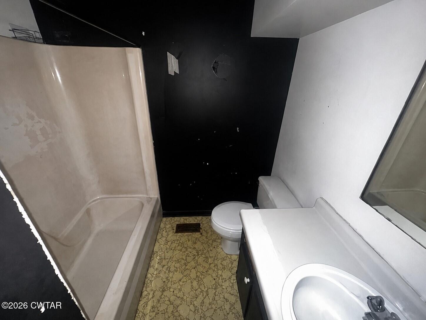 1400 Roper Road Bolivar, TN 38008 - Photo 10 of 23 a bathroom with a toilet and a tub