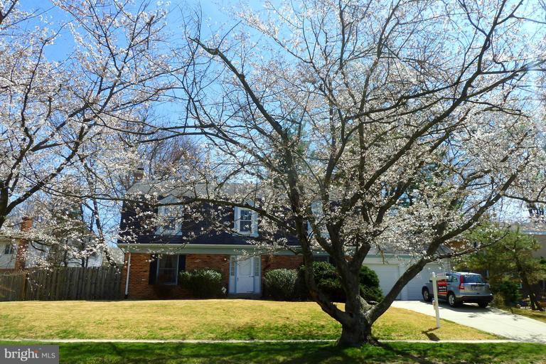 8702 Postoak Road Potomac, MD 20854 - Photo 1 of 27 Exterior (Front)