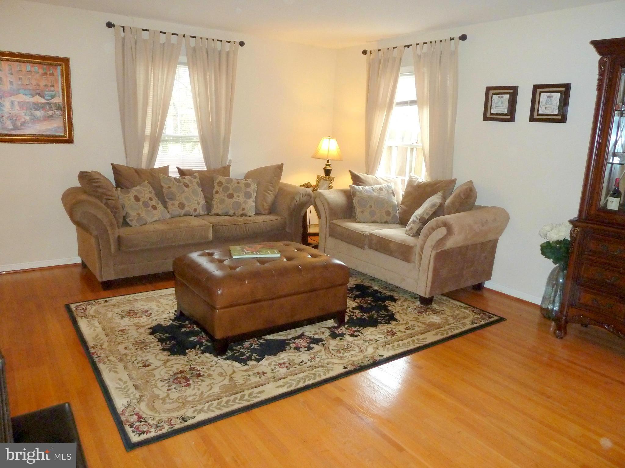 8702 Postoak Road Potomac, MD 20854 - Photo 2 of 27 Living Room