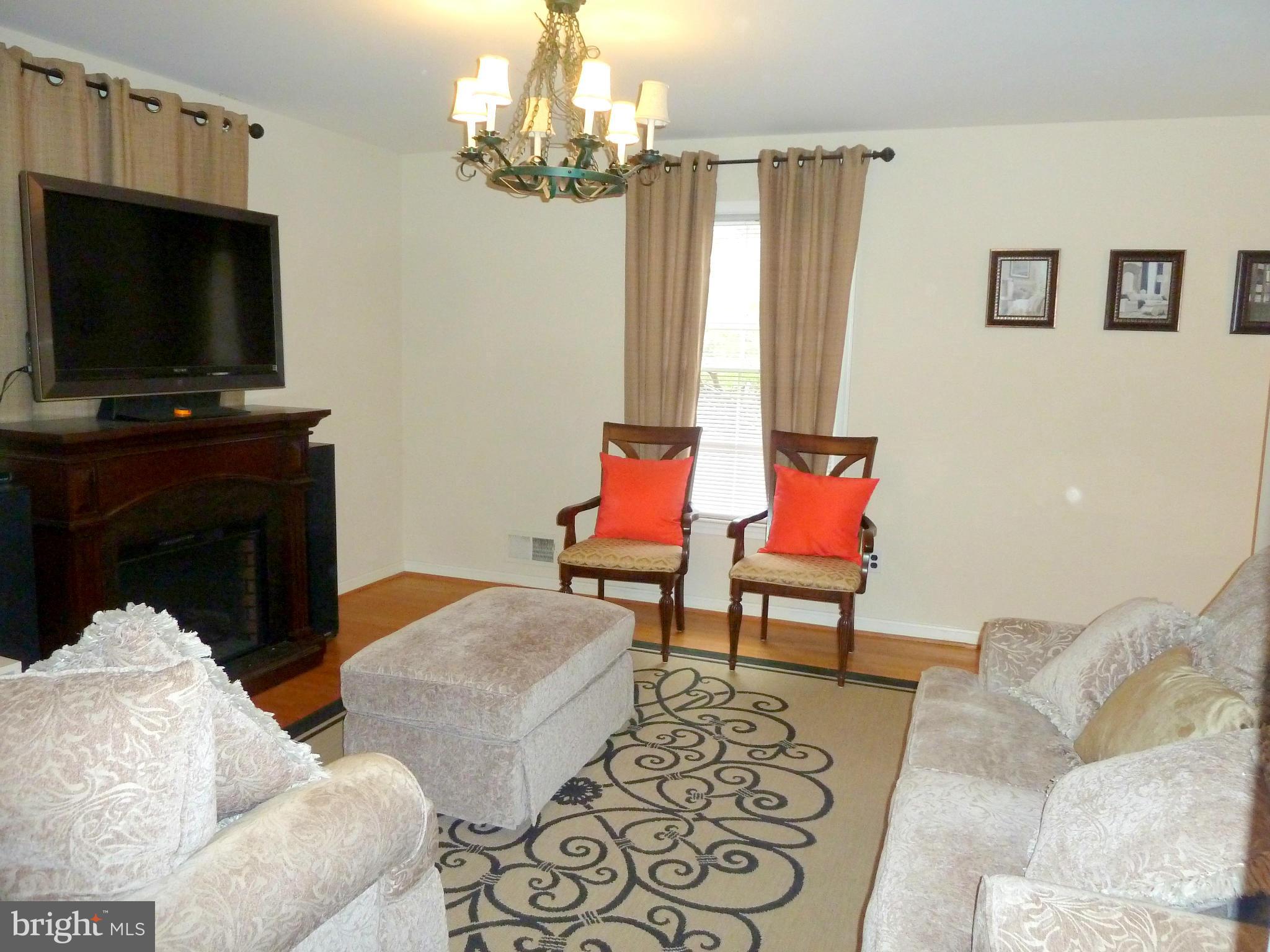 8702 Postoak Road Potomac, MD 20854 - Photo 11 of 27 Family Room