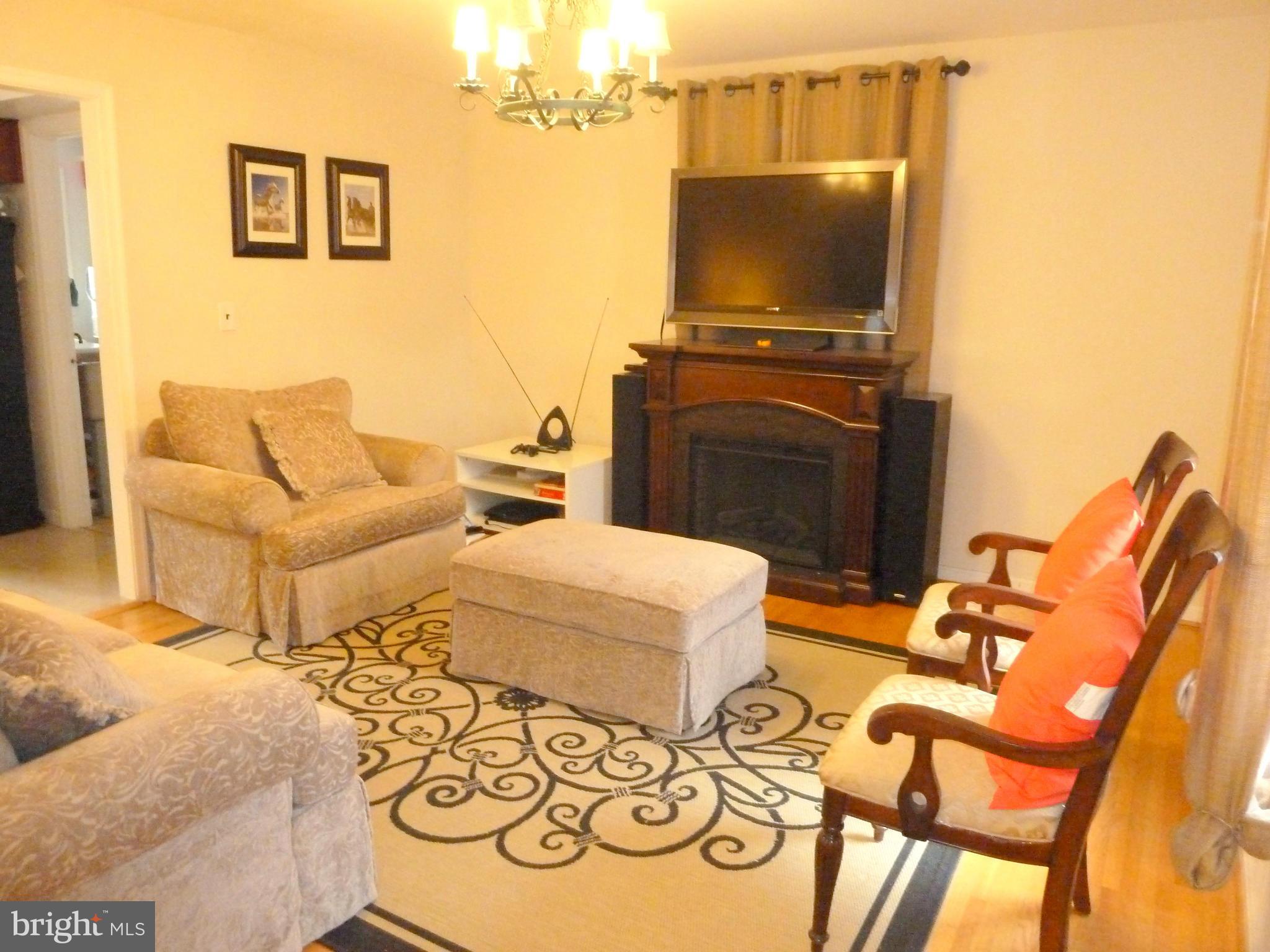 8702 Postoak Road Potomac, MD 20854 - Photo 12 of 27 Family Room