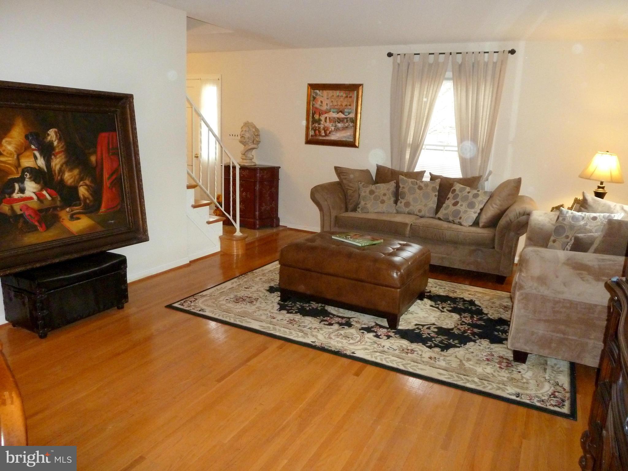 8702 Postoak Road Potomac, MD 20854 - Photo 3 of 27 Living Room