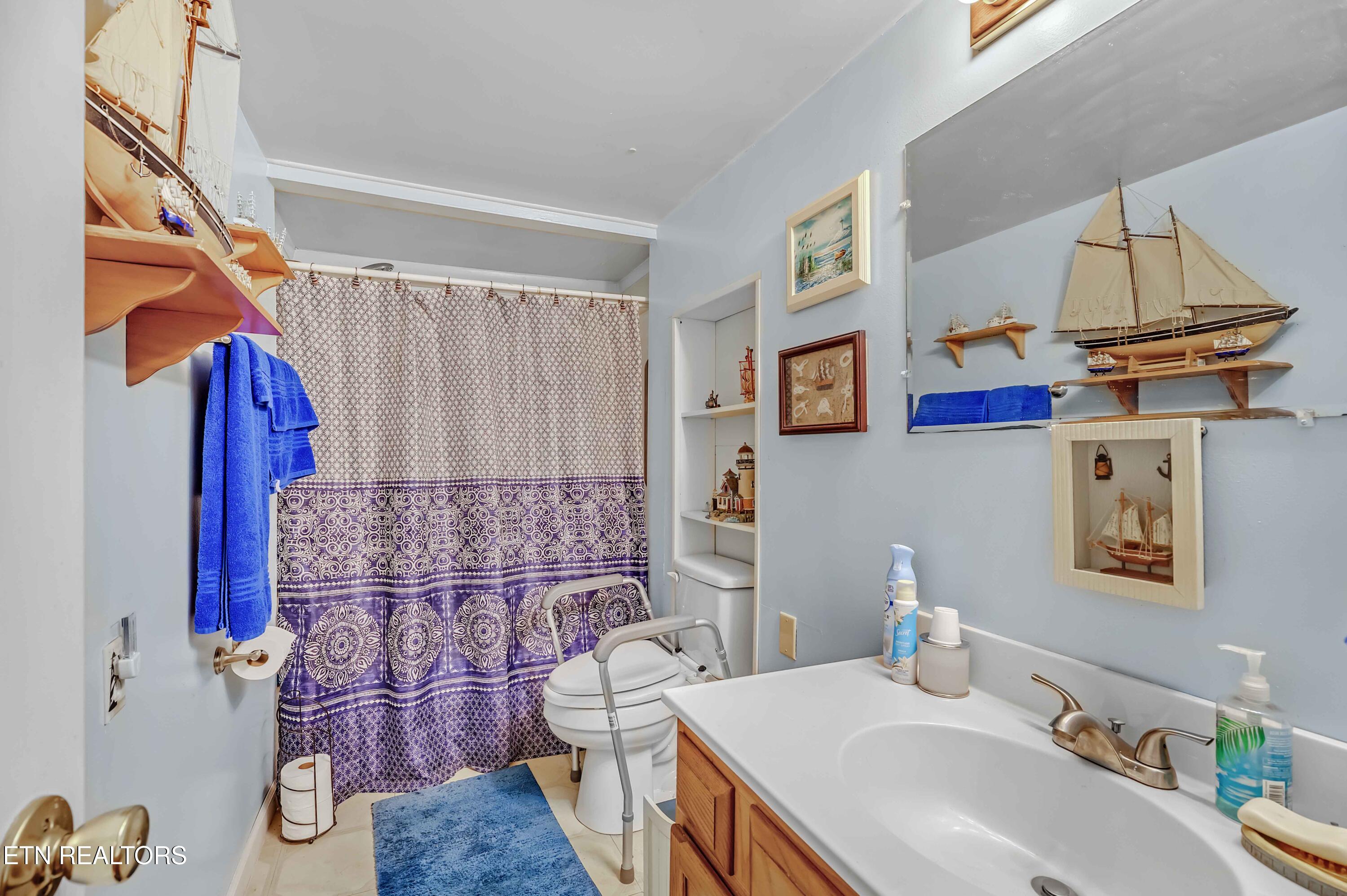 958 West Hunt Road Alcoa, TN 37701 - Photo 29 of 47 main floor bathroom