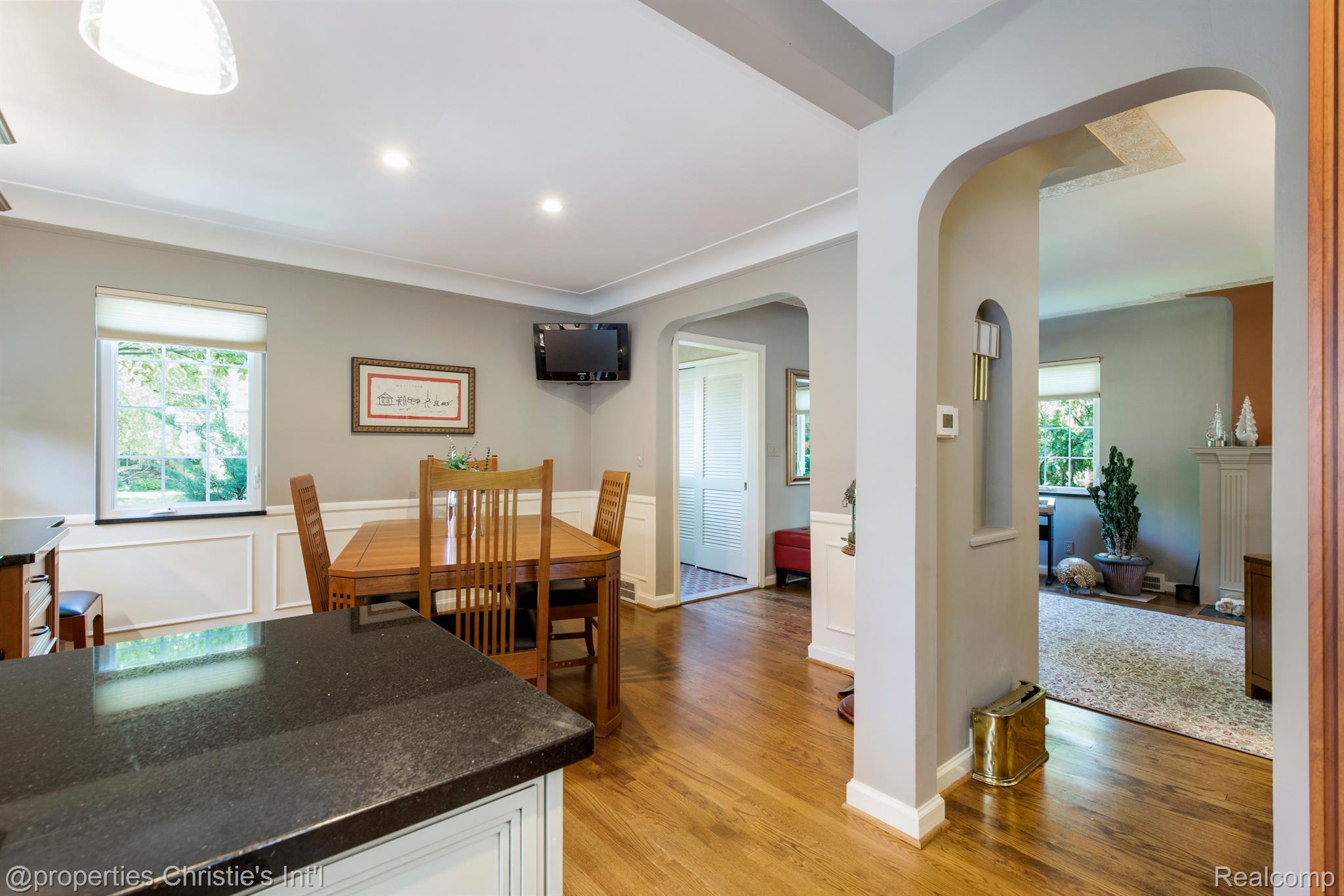 1047 Roslyn Road Grosse Pointe, MI 48236 - Photo 12 of 32 Gallery Image 12