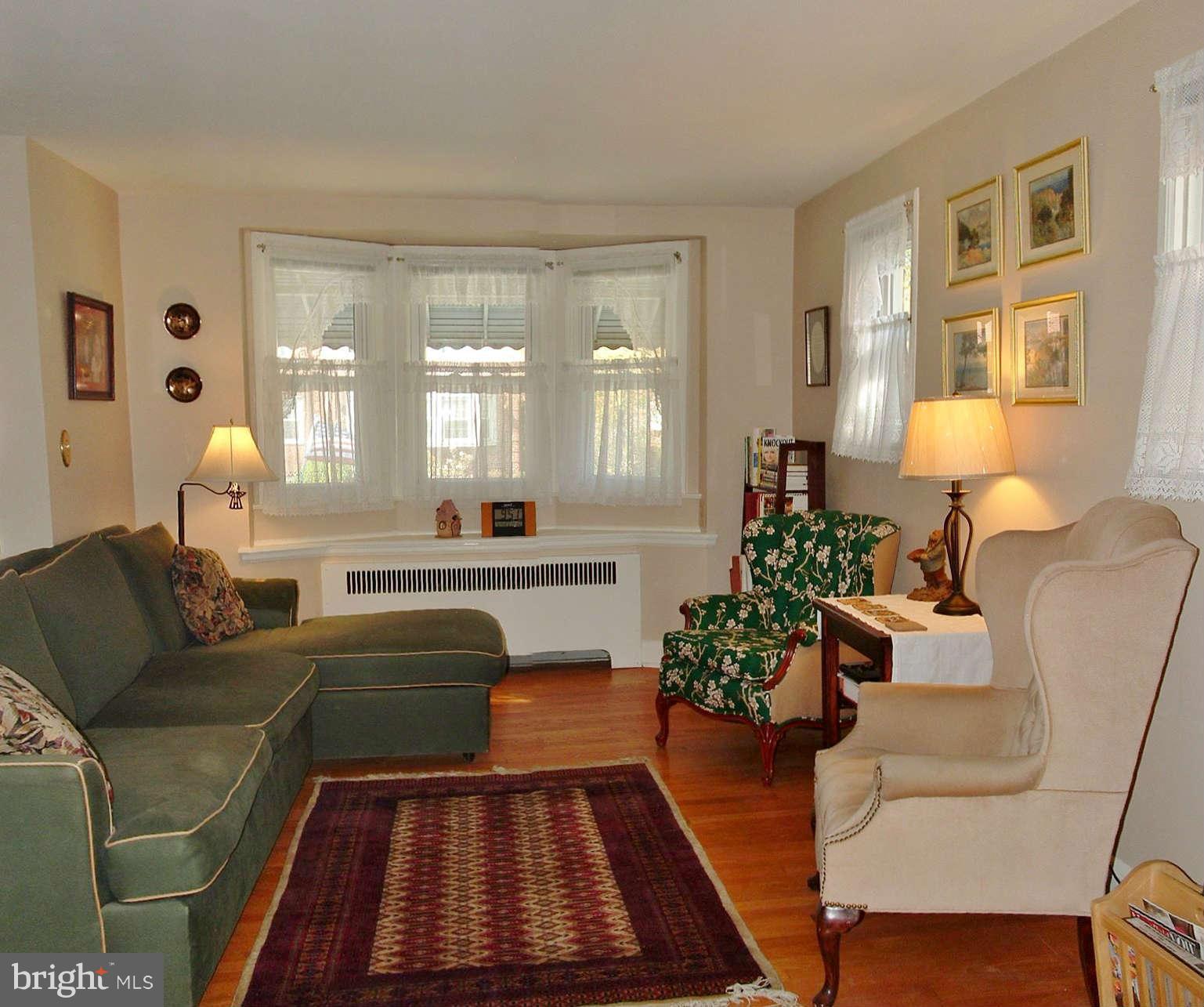 423 Academy Road Catonsville, MD 21228 - Photo 3 of 24 Living Room