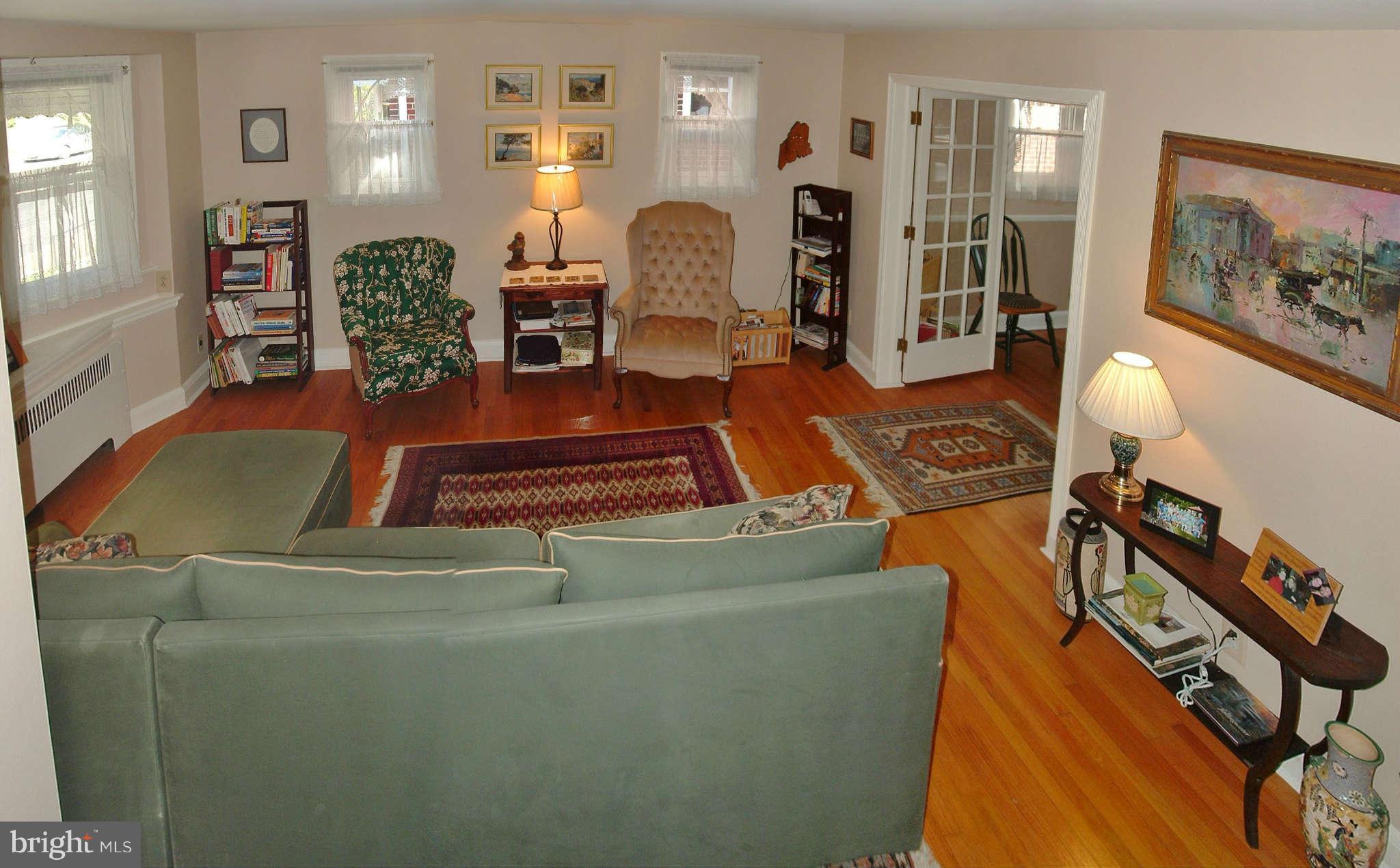 423 Academy Road Catonsville, MD 21228 - Photo 4 of 24 Living Room