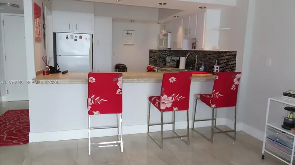 $3,500 | 5701 Collins Avenue, Unit 803, Miami Beach, FL 33140