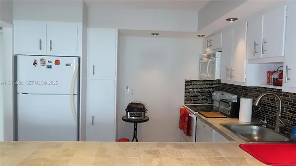 $3,500 | 5701 Collins Avenue, Unit 803, Miami Beach, FL 33140