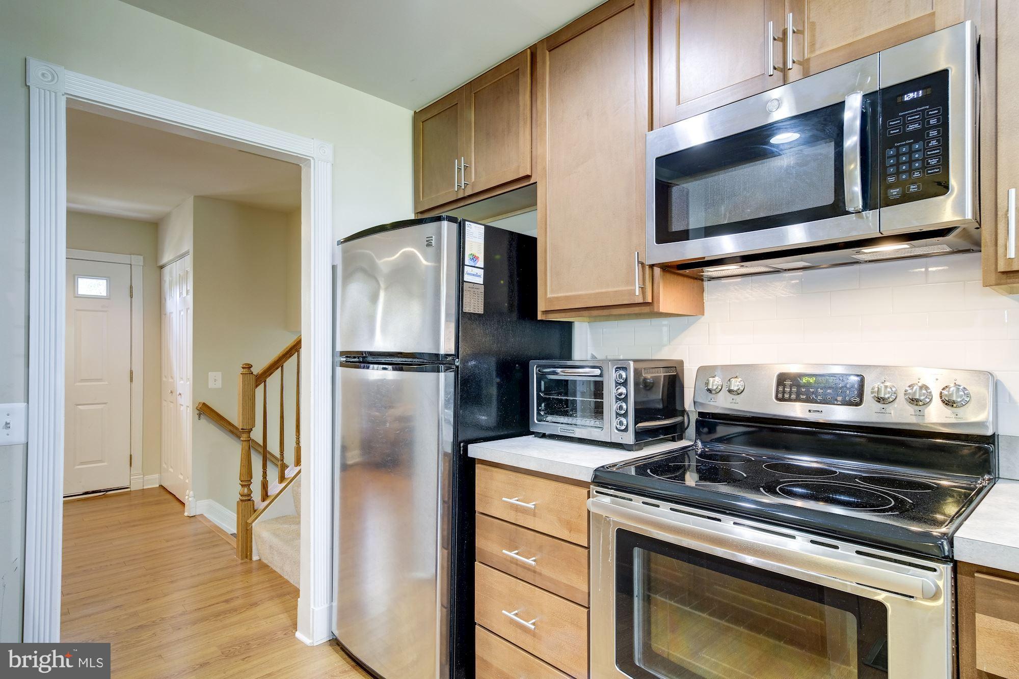 115 Applecreek Road Frederick, MD 21702 - Photo 13 of 33 SS Appliances, including Brand New microwave.