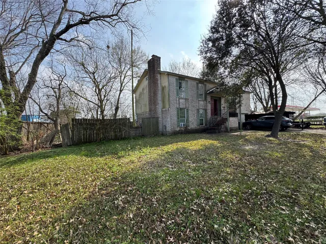 a house view with backyard space