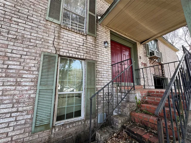 a view of entryway with outdoor seating