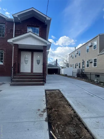 a view of a entrance of the house